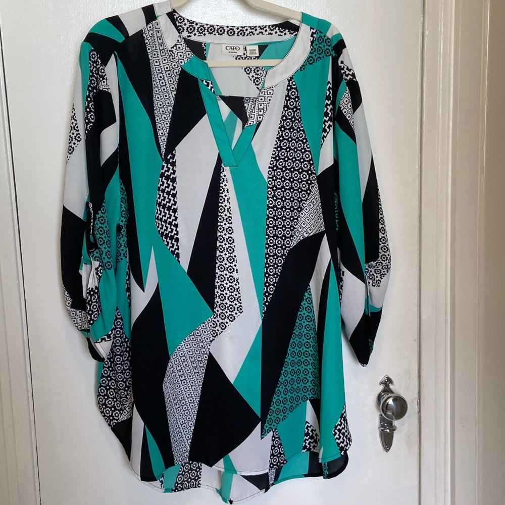 Geometric Chiffon Tunic w/ button rolled sleeves